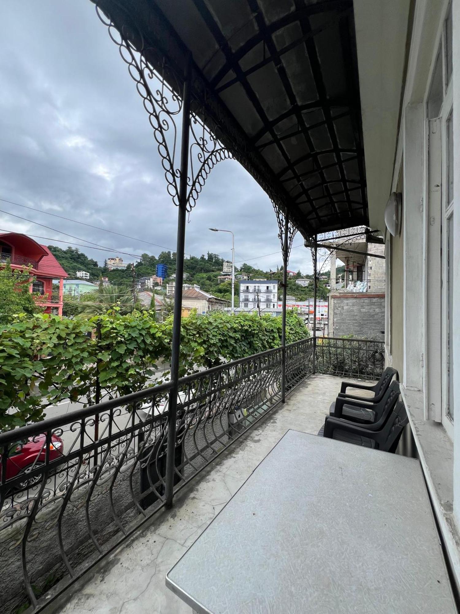 Medea'S Guest House Batumi Esterno foto